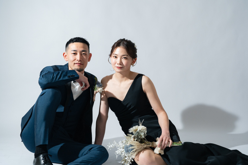 スタジオでは、ワンショルダーのドレスでモードに!