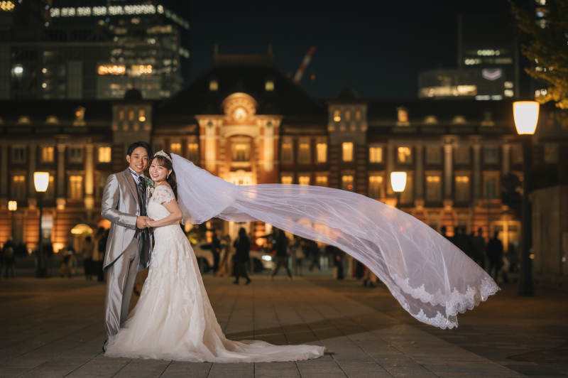 続いては東京駅前にて、ロングヴェールをなびかせて