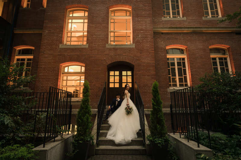 赤レンガをバックに！