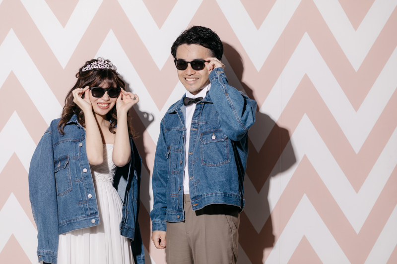 スタジオでドレスの上にデニムを羽織って