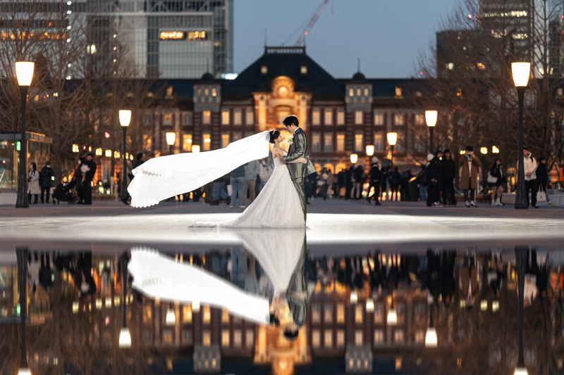 東京駅前でのリフレクションショット