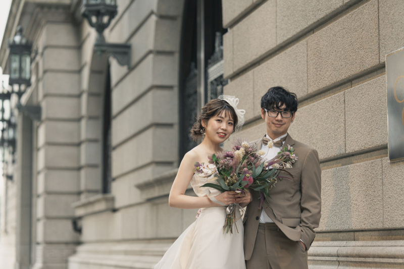 明治生命館前で