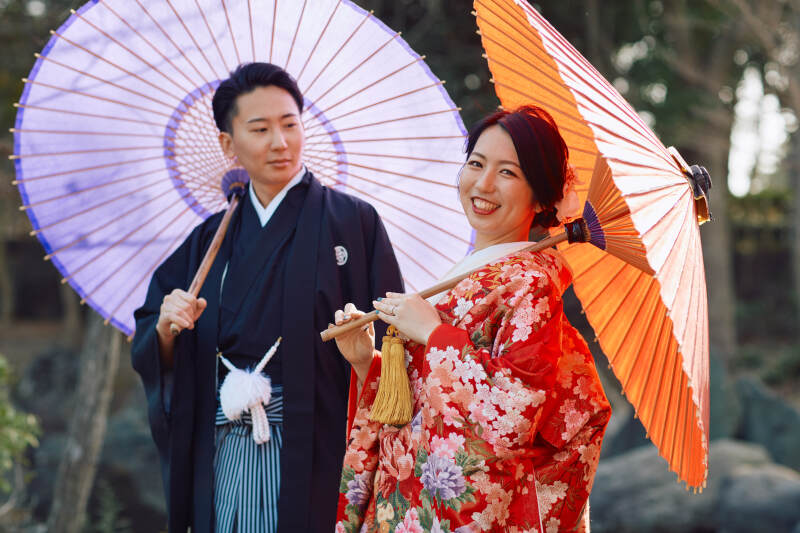 春の日差しに鮮やかな番傘が照らされて