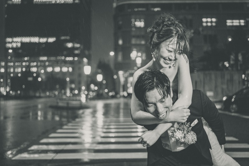 雨の歩道がきらめく