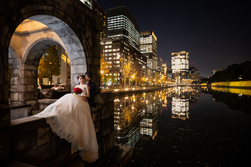 クラシックな和田倉門とモダンなビルのコントラスト