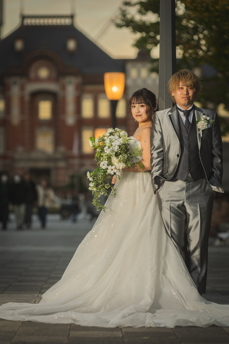 東京駅をバックにクールに♪