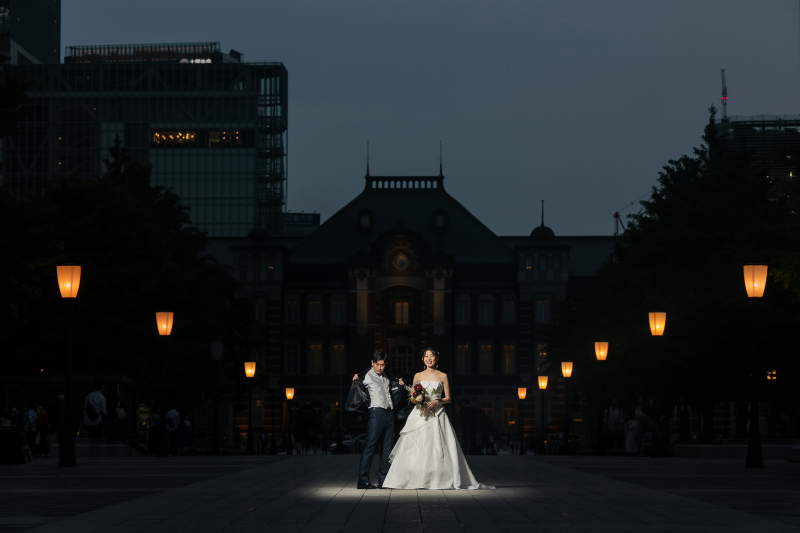 東京駅前。駅舎のシルエットを活かして。
