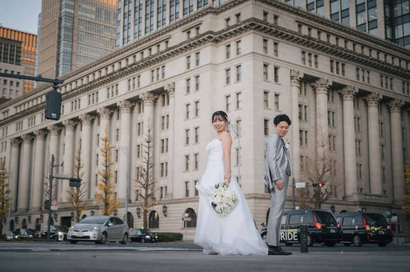 向かいの歩道からの引きショット