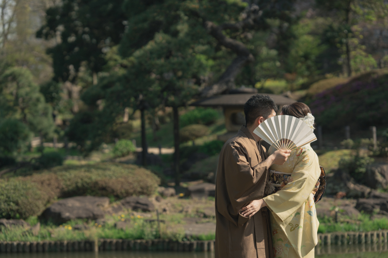 扇子に隠れたキスシーン♡
