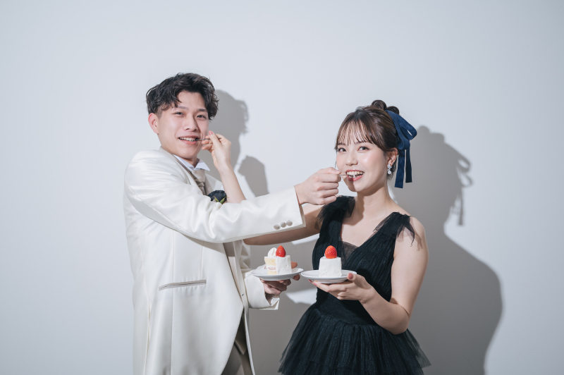 ウェディングケーキをお互いに食べさせ合うシーン！