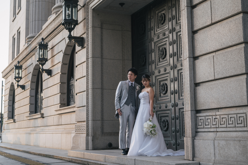 陽の光を浴びて美しい外壁の前で