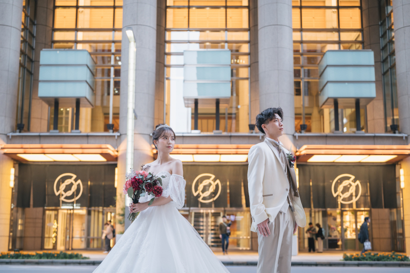 江戸らしい暖簾のファサードの前でお洒落ポージング