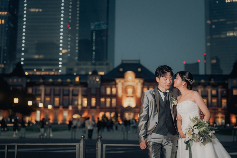 東京駅前で、ほっぺにキスのロマンティックなポーズ