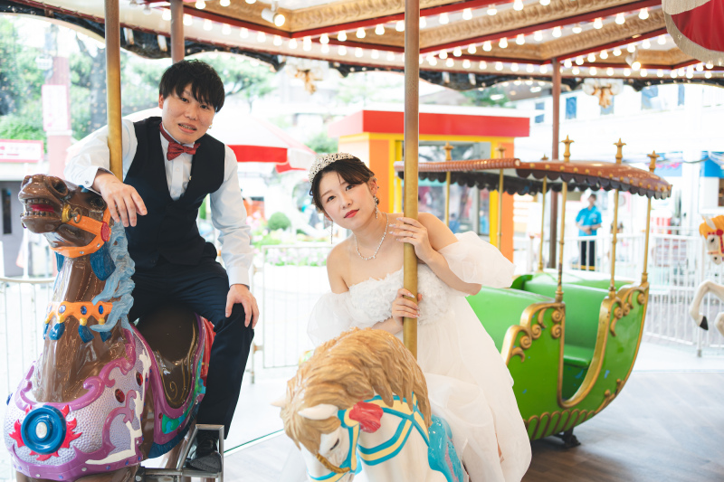 遊園地らしいメリーゴーランドはドレスにお似合い！