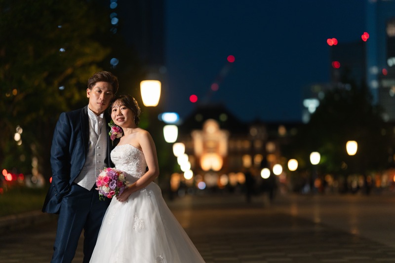 ライトアップされた駅舎をバックに