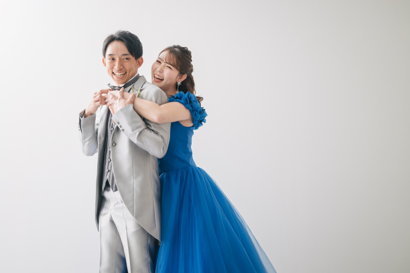 ブルーのドレスとグレーのタキシードがお似合いです