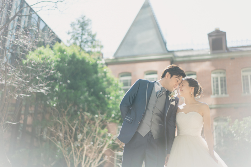 三角屋根を背景に