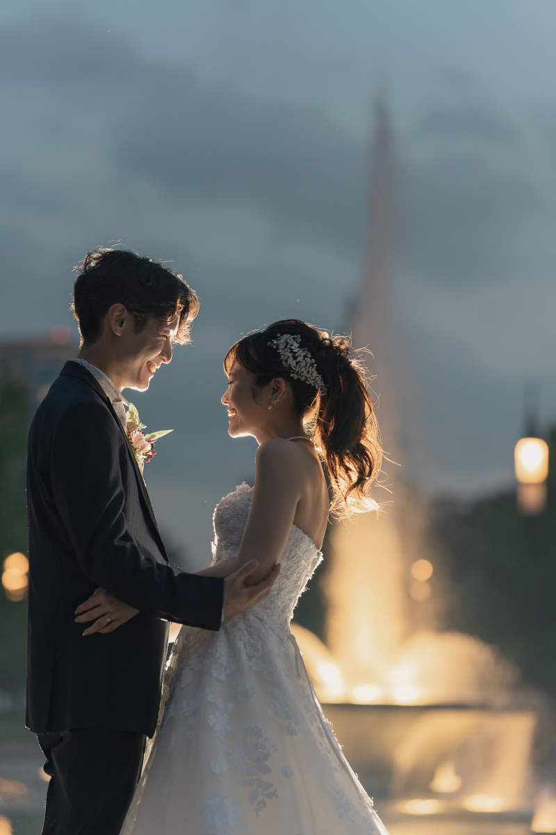 噴水をバックに