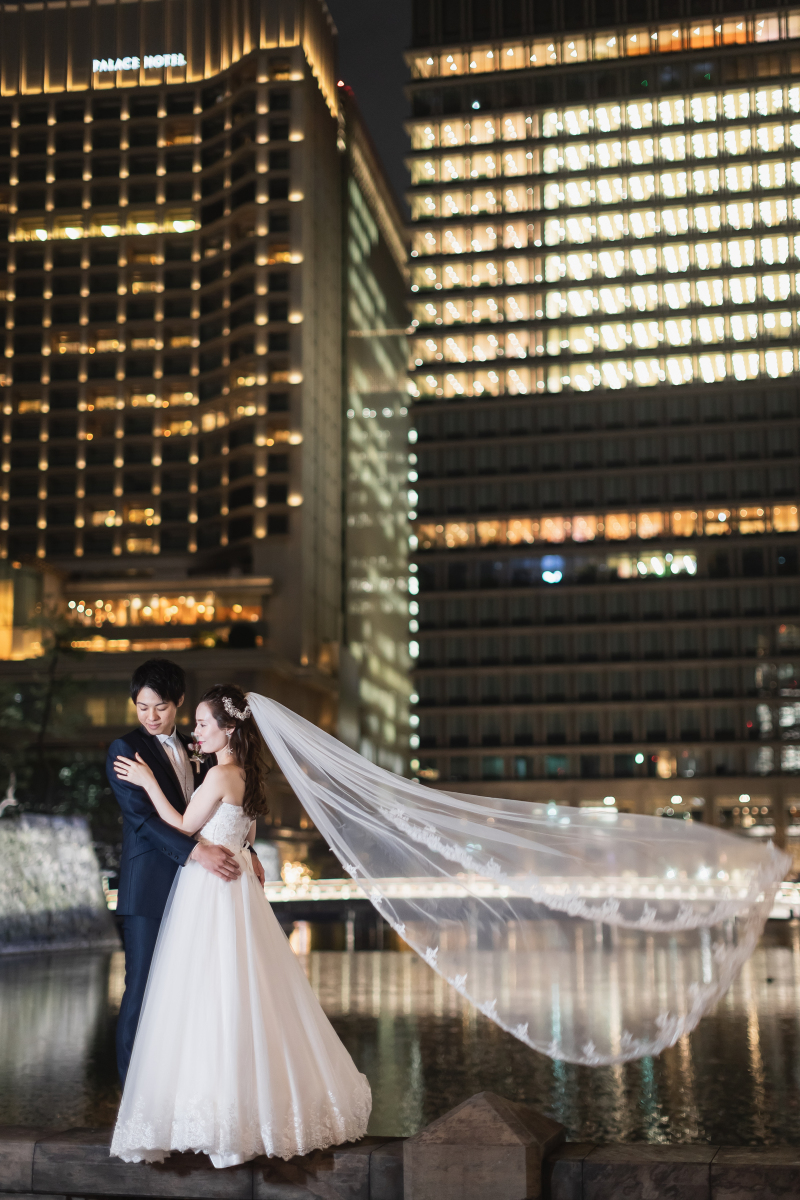 パレスホテルを背景に