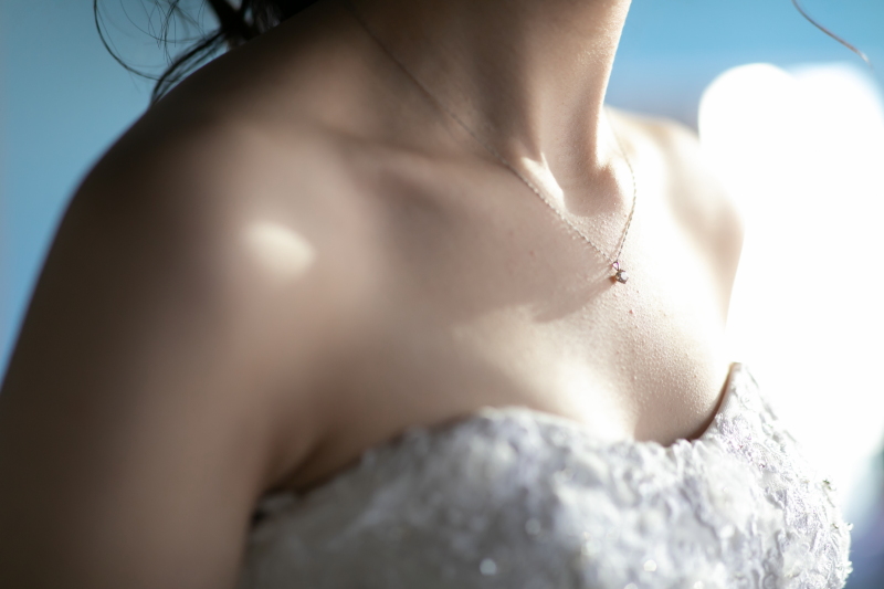 胸元にネックレスがキラリ☆