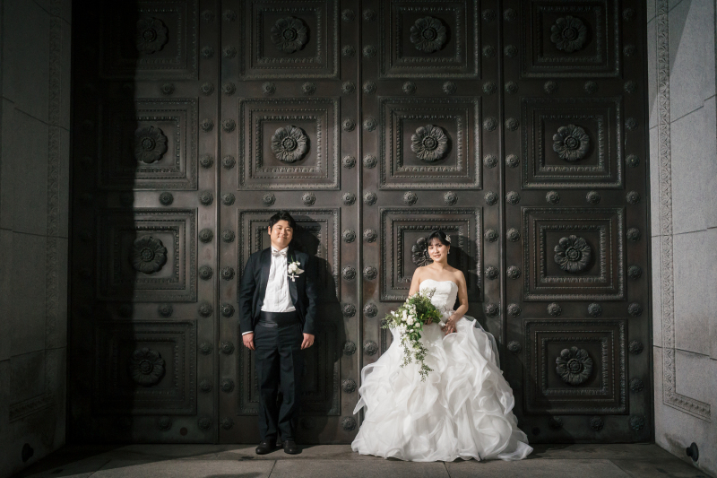 重厚な鉄門の前でラストショット