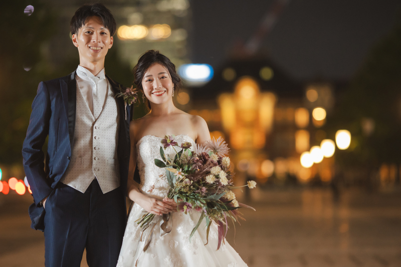 駅舎をバックに