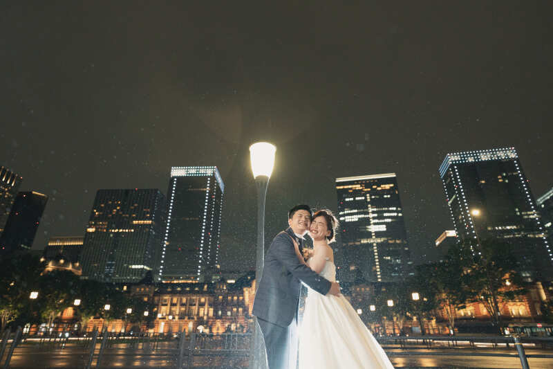 雨粒の下、笑顔