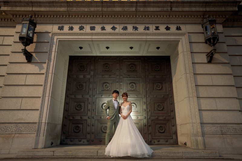 重厚感のある鉄門前で