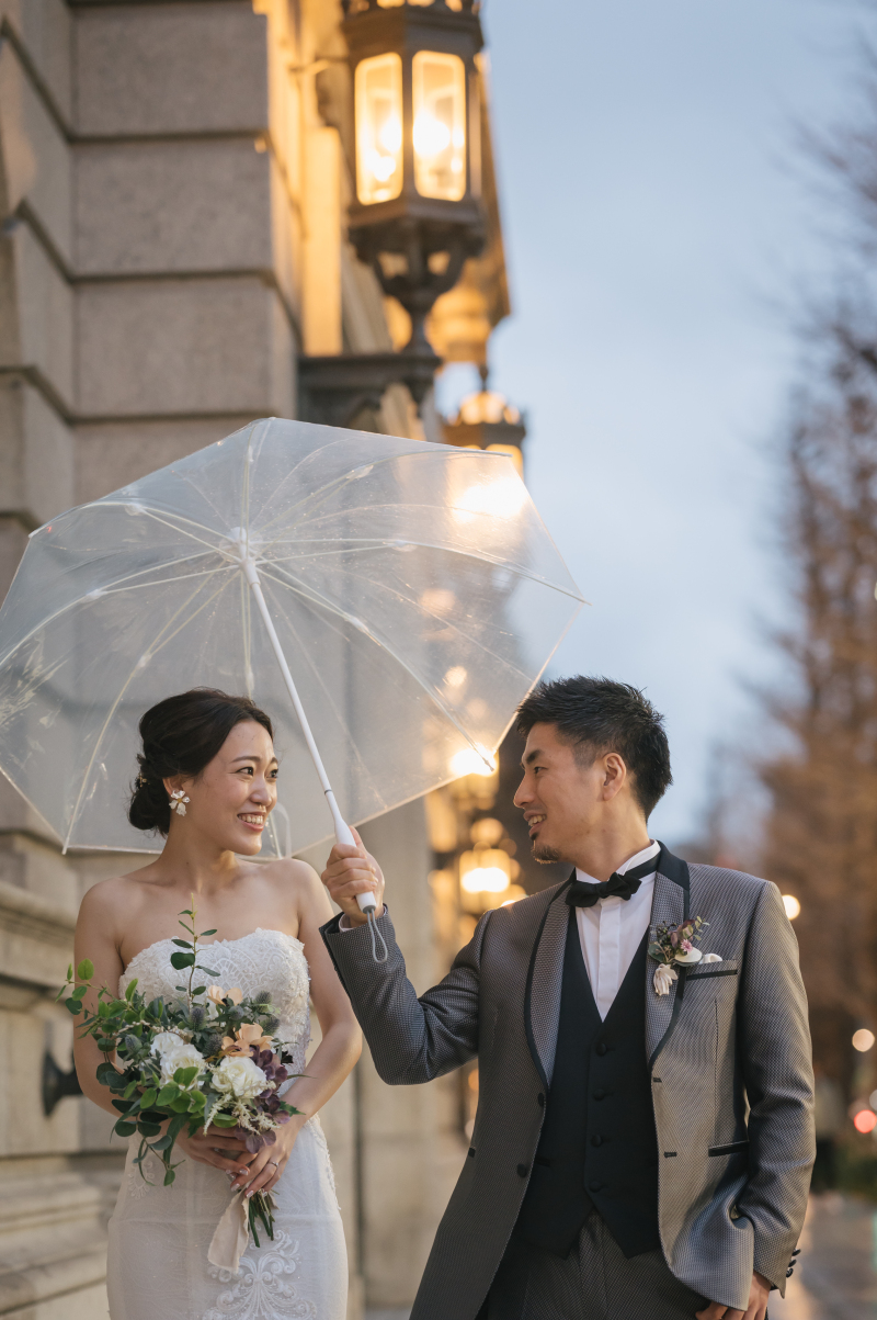 降り出した雨。傘も素敵な小道具に。