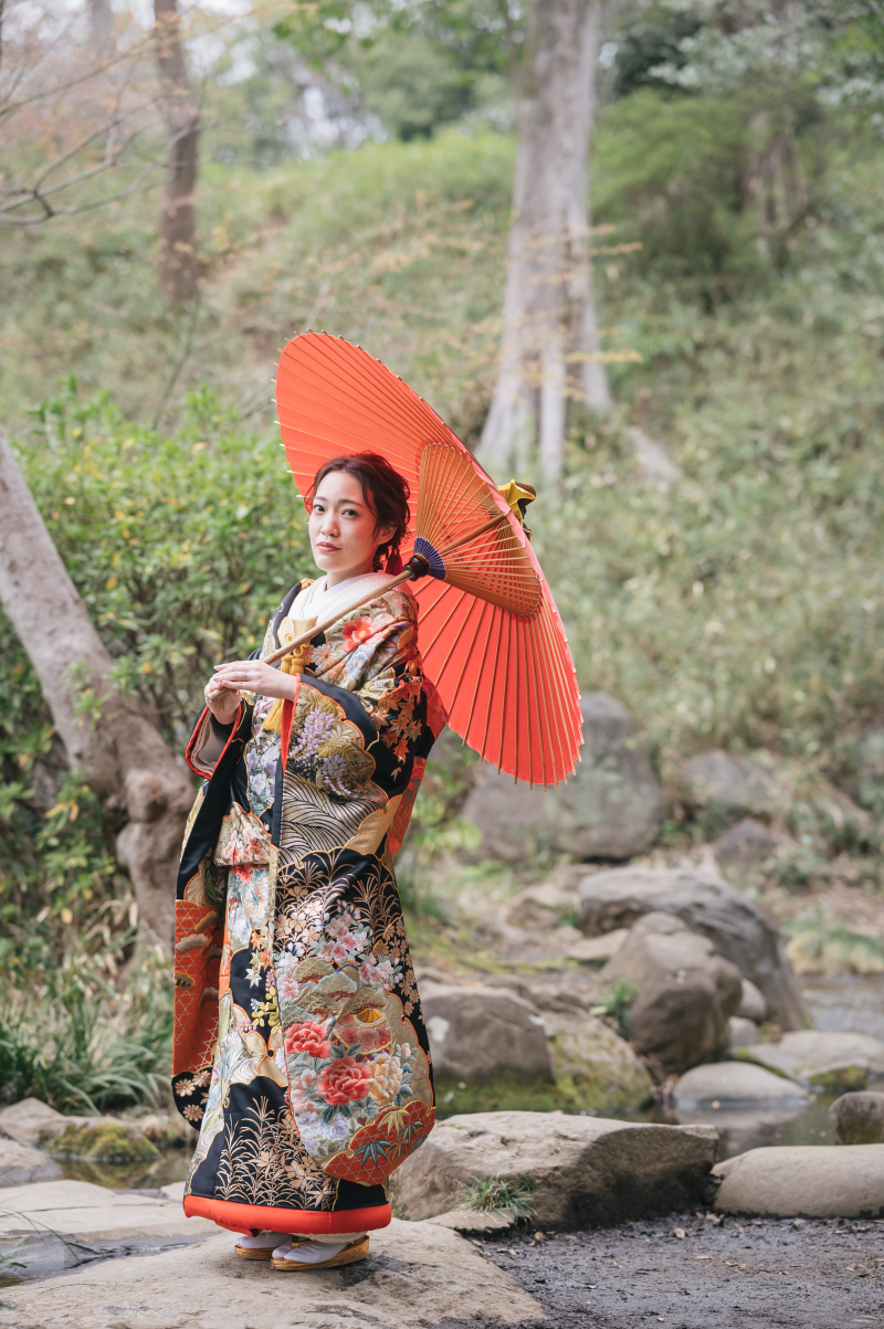 黒地に金の美しい色打掛姿