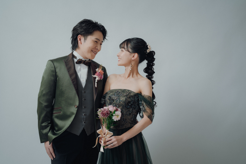 緑色で合わせたドレスとタキシードを着用！