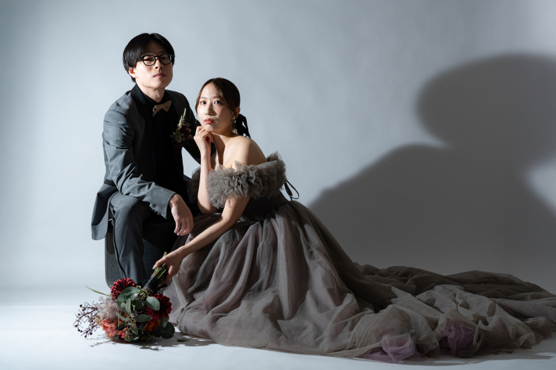 まずはスタジオ撮影。スタイリッシュなポージングで