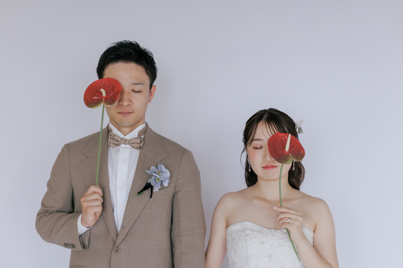 一輪の花が引き立てる、洗練されたスタジオフォト