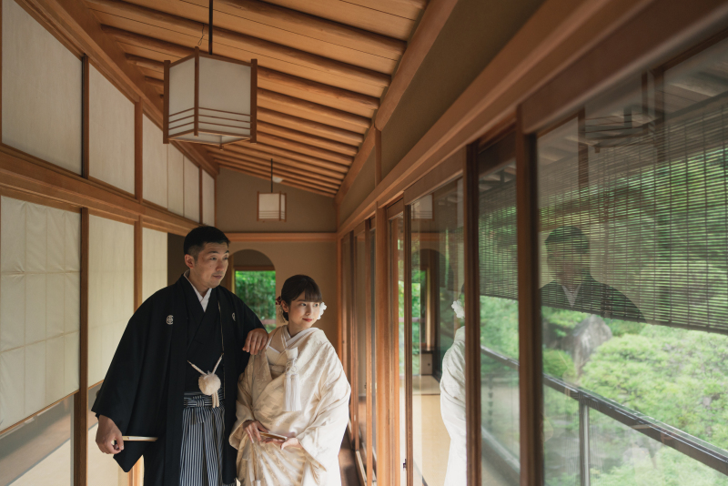 和の雰囲気バッチリの緑の映える廊下での一枚