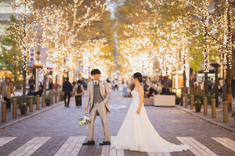 イルミネーションが背景の横断歩道で