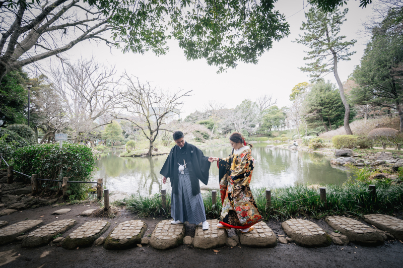 手を取り合って