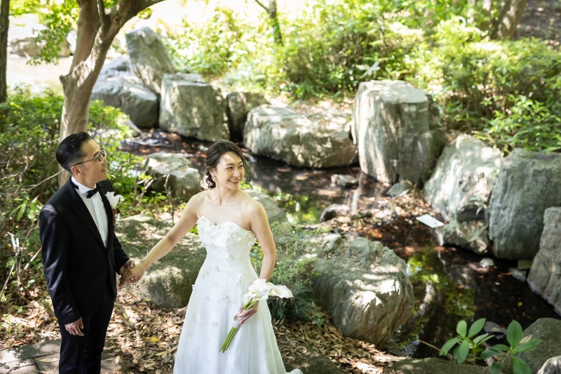 小川のほとりで