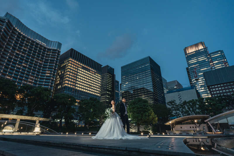 深いブルーの空