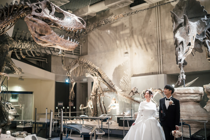国立科学博物館で、恐竜の標本と一緒に撮影はいかが？