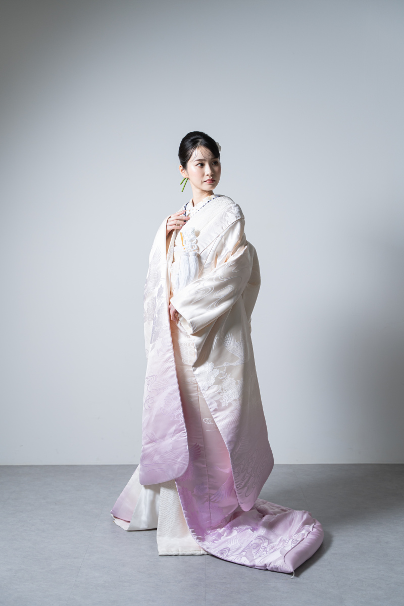 ピンクのグラデーションが入った現代的な白無垢