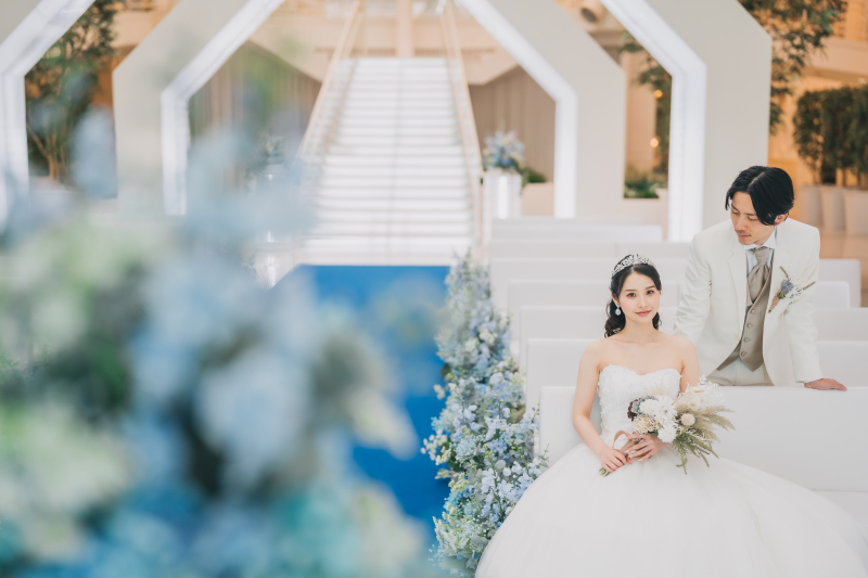 挙式シーンだけではなく、チャペルの外で素敵な撮影も