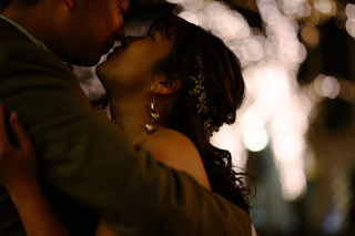 お二人の表情に込めたその瞬間の感情を何十年後にも感じてほしい。お二人の体温が伝わってくるような瞬間を切り取るオリジナリティーあふれるセンス。誰にも似ていない、お二人だけのウェディングフォトなら任せて。