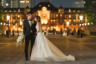 定番の東京駅も、柔らかな雰囲気で切り取ります。ご新郎ご新婦の飾らない魅力を最大限に引き出すナチュラルで優しい風合いが特徴のchikaの写真たち。おふたりらしい瞬間を永遠に閉じ込めるプロのテクニックで。
