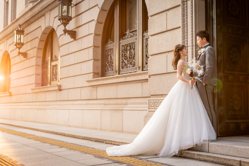 一生心に残る、お二人の大切な瞬間を切り取るテクニック。リラックスしたムードでお二人の普段の雰囲気を引き出し、自然な表情が現れた瞬間を収めます。ポージングも気張らずナチュラルな姿のお二人を魅力的に演出。