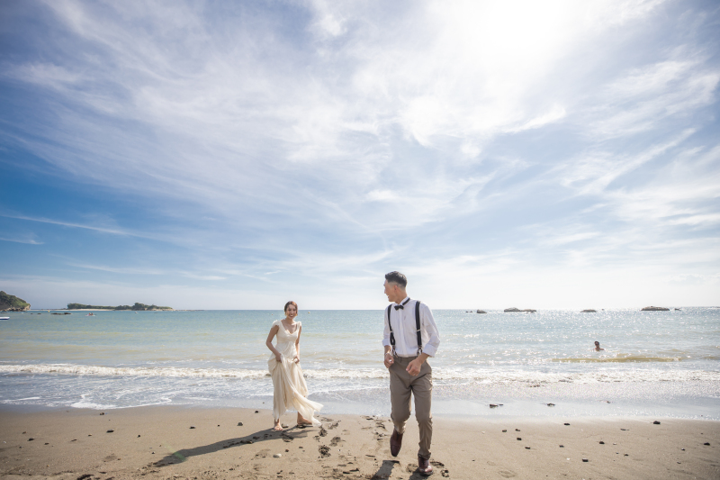 自然の空気と太陽の光、そしてこれから歩む二人の人生を１枚の写真に閉じ込めて。将来見返した時にお二人が笑顔になれるような、時代の流行に左右されないオーセンティックでタイムレスな表現を常に心がけています。
