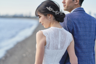 若々しい、飾らない人柄が人気を集めるChika。撮影現場の雰囲気も楽しげで、出来上がった写真には、ご新郎ご新婦のいつもの笑顔が収められています。普段のお二人の雰囲気を残したいカップルはぜひ彼に依頼を。