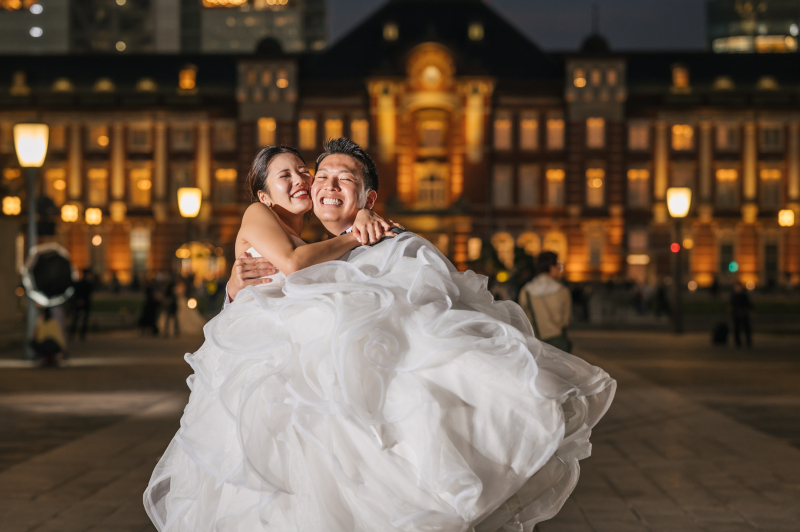 飾らない瞬間のおふたりの自然な笑顔を逃さない。穏やかな人柄と温かみのある雰囲気で、現場を包み込むように楽しく撮影してくれるmacoti。出来上がった写真はどれも、見返してほっこりするような素敵な作品。