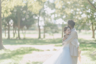 見慣れた景色に光を捉えるプロフェッショナルの眼。一目でmuraiさんの写真だと分かる柔らかな光と色彩の表現で、まるで映画のワンシーンのような雰囲気のウェディングフォト。何気ない瞬間をドラマティックに。