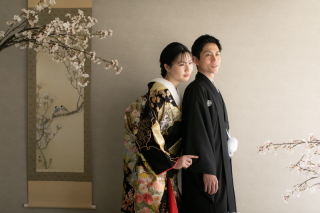 好みに関係なく、誰が見ても美しいと感じるクリアな色味や安定した構図のtakaneの写真は、凛とした和装の雰囲気にもぴったり♪指先まで意識した繊細なポージングで、ご新郎ご新婦の晴れ姿を素敵に演出します。