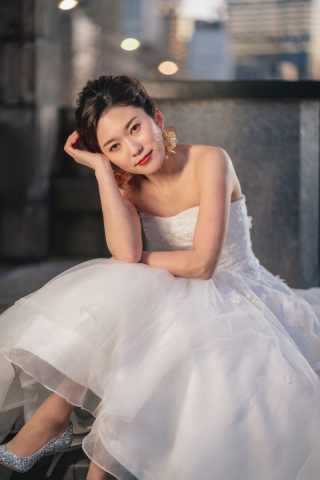 ご新婦が最も輝く瞬間をより一層美しく捉える、ウェディングフォト界ではカリスマ的な人気を呼んでいる彼のポージングテクニック。指先の一本まで計算し尽くされたポーズは、ご新婦の美しさを最大限に引き出します。